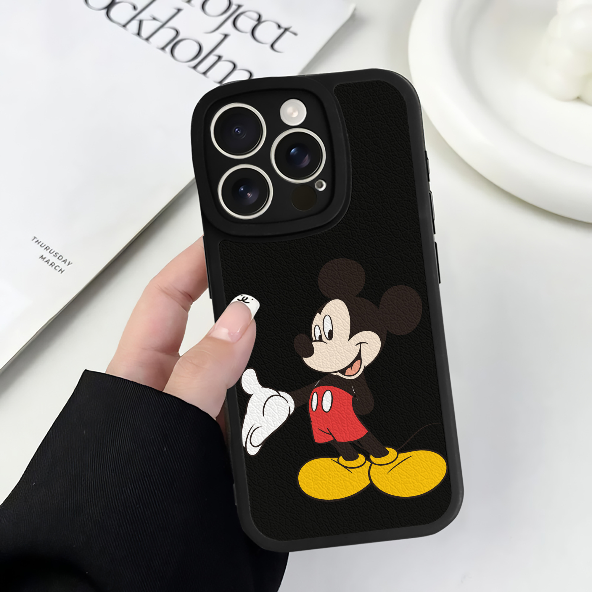 （画像用） ミッキーマウス Mickey Mouse 【iPhone 16シリーズ対応】シリコンスマホケース（レザー調） 材質：シリコン